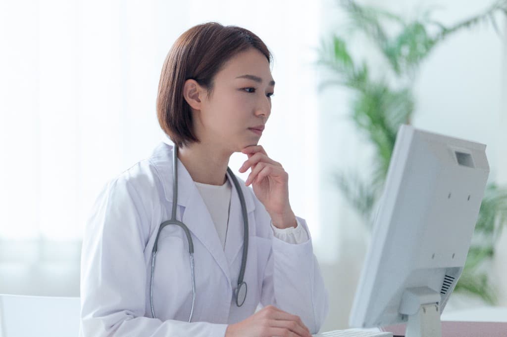 保健・医療の現場で記録業務に取り組む職員のイメージ